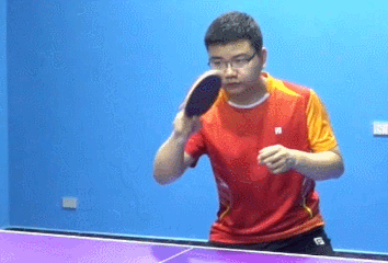 乒乓球中對手正手攻過來的球怎么后退還擊？
