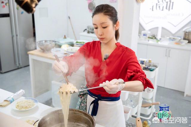 秦海璐几个老公是谁:秦海璐最近现身机场的素人搭配，怎样才能搭出气质感？