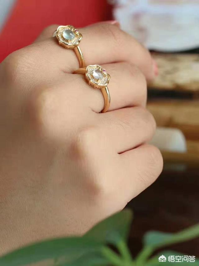 年轻女孩戴什么玉镯好,18岁的女孩子配戴什么样的玉石比较好呢？