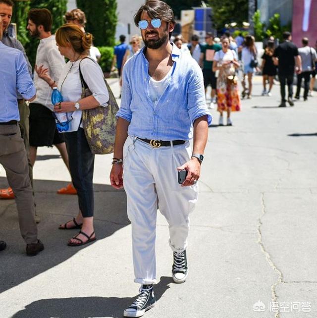 上海大爷爱穿什么鞋，为什么有些上岁数的男人很爱穿白色的裤子