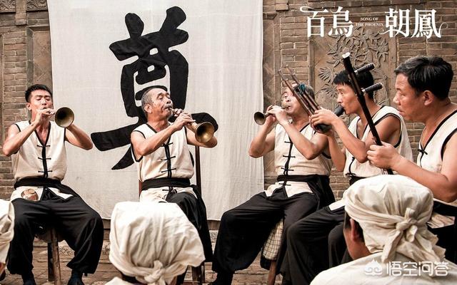 农村红白喜事上的乐队班子,民间叫做吹鼓手,或者简称吹手.