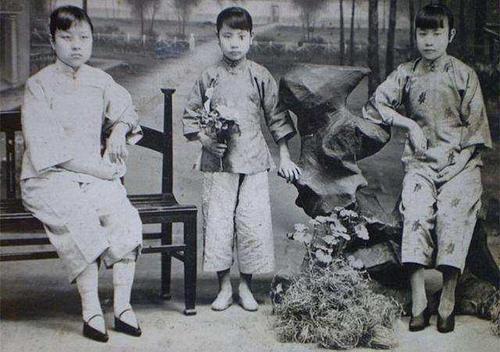 ”红楼梦”中女人们缠足吗？