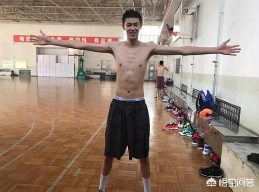 屠芷莹:李禄瞳弃用八场首秀命中率仅25%，他还能，继续效力于CBA吗