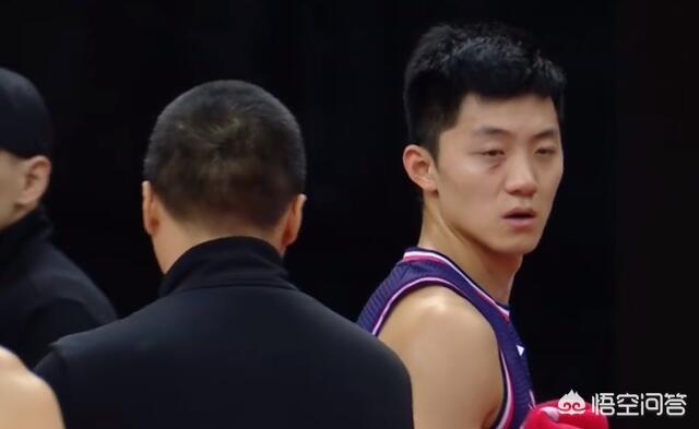 田益宾:丛明晨肘击田宇恒致其伤退，丛明晨捂脸自责，过程发生了什么？