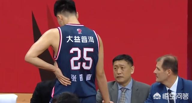 胡皓康:杜锋连续四场给张皓嘉首发，甚至三助教围着指导，他能有什么高度