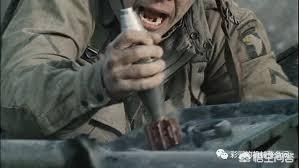 迫击炮弹在现实战争中真的可以直接往地上一磕直接当手榴弹用吗？