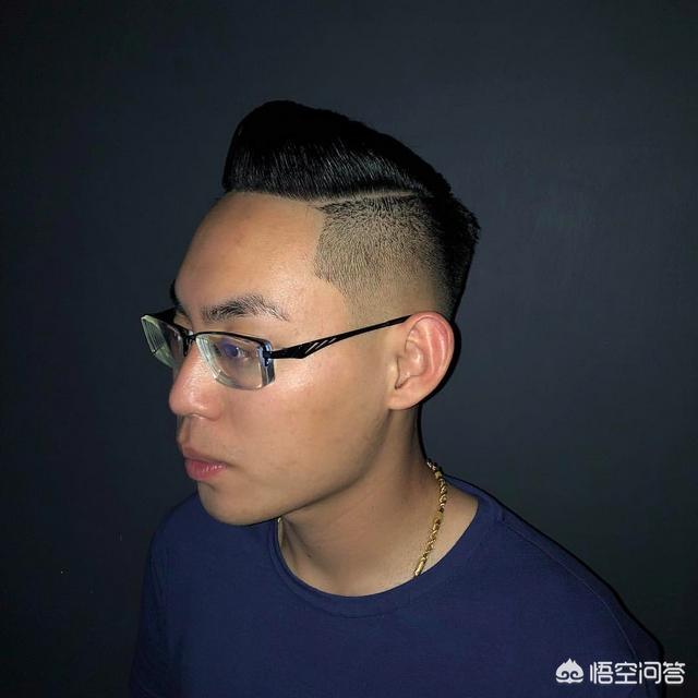 男生发际线高适合什么发型,额头高的男性，适合什么发型？