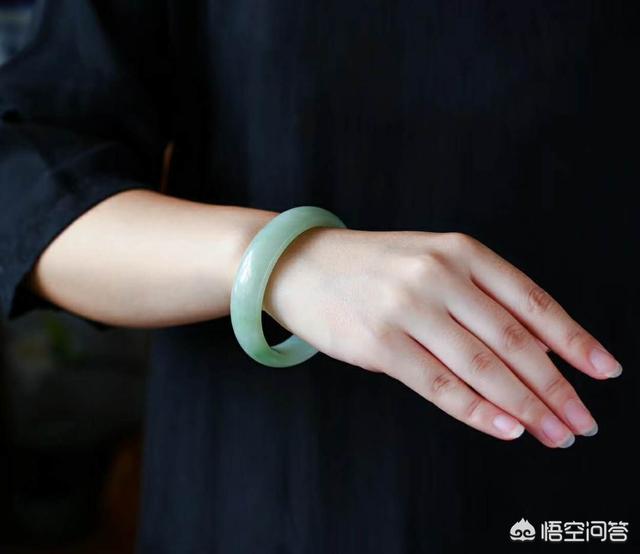 什么玉最好比较养女人,给妈妈买一个什么样的玉好呢？