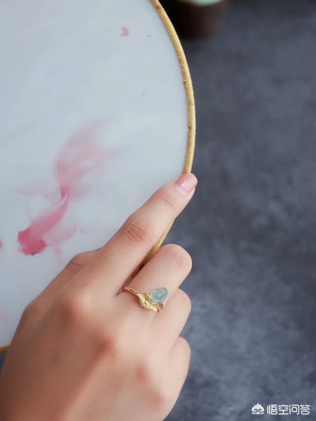 年轻女孩戴什么玉镯好,18岁的女孩子配戴什么样的玉石比较好呢？