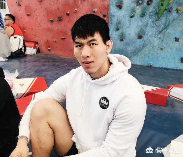 25岁的铁牛张鸿林身体壮如牛还被解说美娜点赞为何却不能进入cba打球