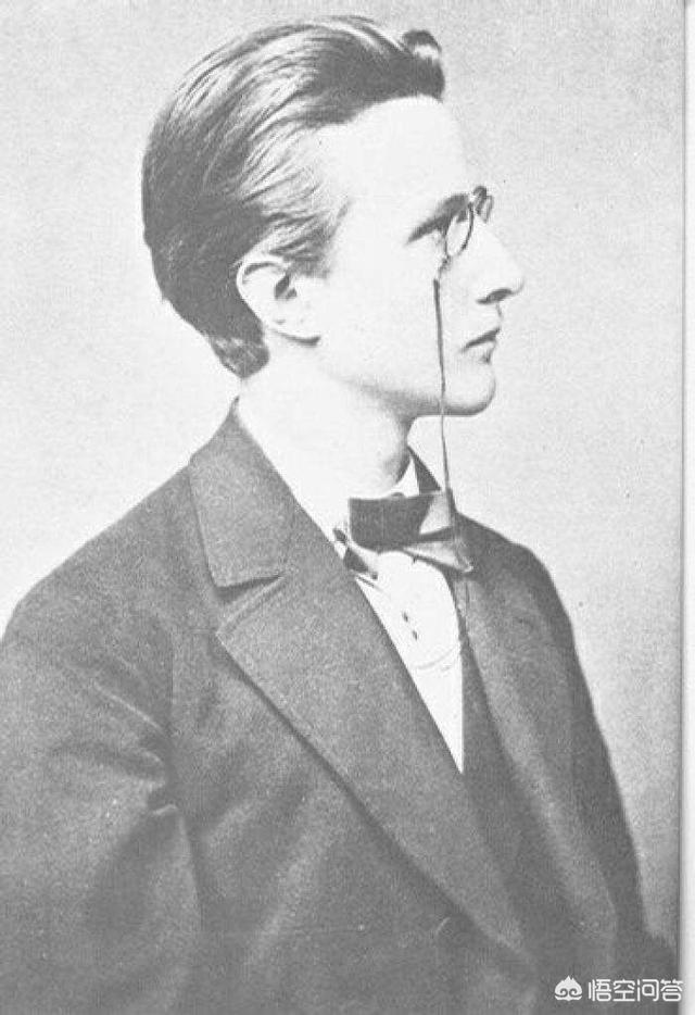 先是卢瑟福的玻尔用半量子化完善了卢瑟福的原子模型,然后泡利不相容