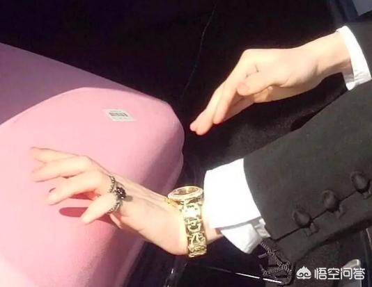 陈奕迅父亲:同样是被父母债务连累，为何陈奕迅吴奇隆被同情，周震南被骂惨？