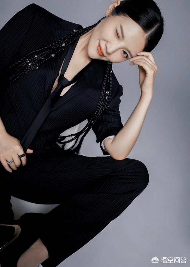 周震南遮衬衫图案:黑色西服配黑色衬衣，一身黑看起来是什么效果？