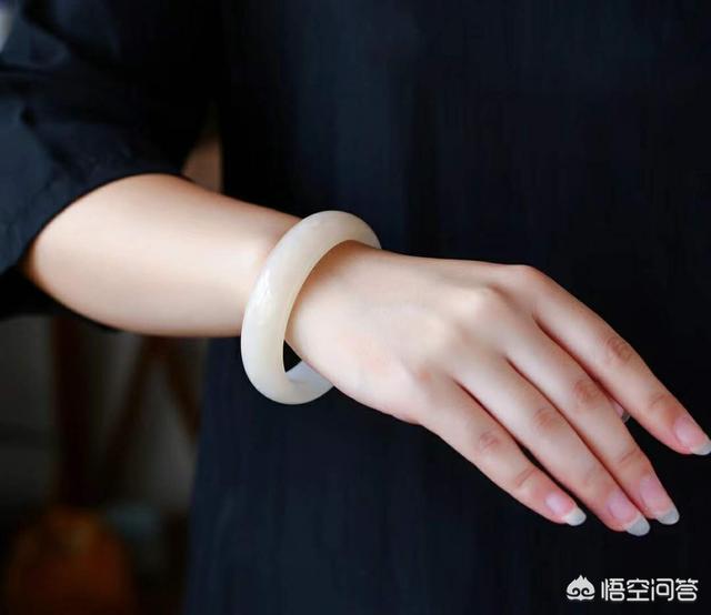 什么玉最好比较养女人,给妈妈买一个什么样的玉好呢？