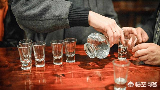 为什么有些人喝白酒要用小酒杯(喝白酒的小酒杯叫什么名字)