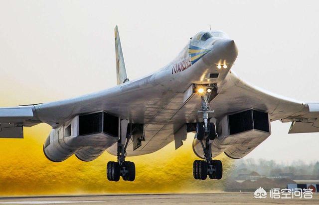 圖為俄羅斯空天軍巨大的圖160海盜旗戰略轟炸機.