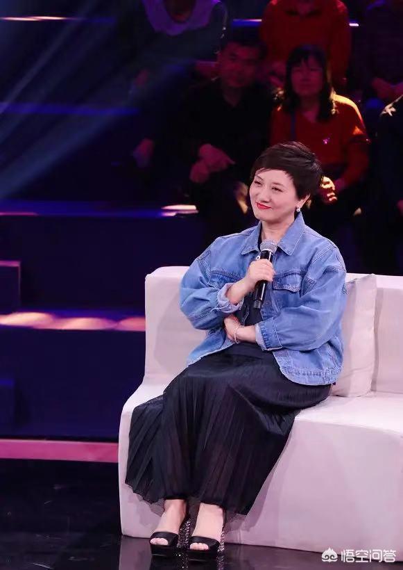 女性化十足的单品,邓婕下面这条半身裙和牛仔外套的搭配就显得很时尚