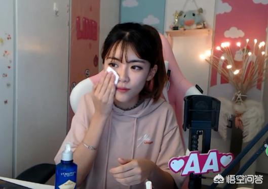LOL解说周淑怡直播卸妆,关掉美颜后颜值下降,网友评价：更真实了,你怎么看？