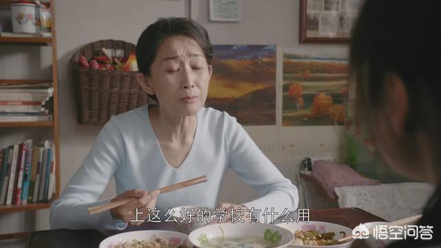 父亲不想让自己的女儿读大学,他认为四年时间一共要8万学费,不划算。你觉得呢？