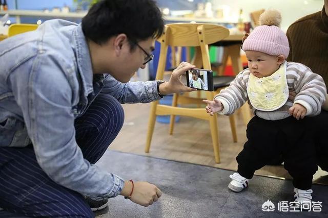 手机给小孩子拍视频，但跑来跑去怎么才能拍清晰