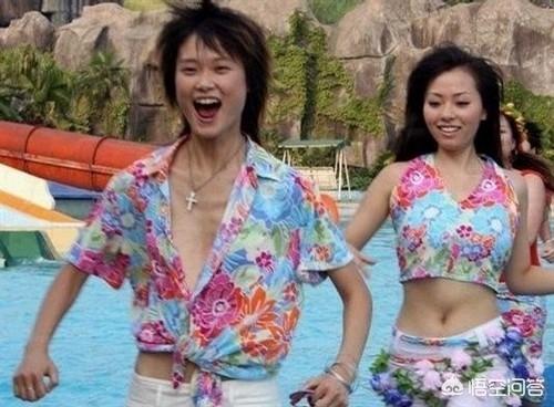巩俐的胸:李宇春进军时尚圈，近几年造型多变，如何评价她的女人味？