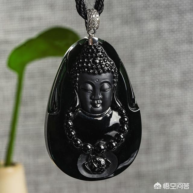 怎么知道自己的翡翠值多少钱,朋友给了个翡翠，能否看看真假，估个价格？