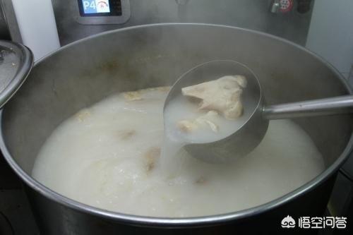 生牛骨的骨髓颜色:牛骨汤怎么做汤才浓，口感醇厚？