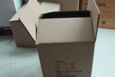 商品上的唛头主要分为正唛和侧唛,正唛一般都是标识明显的品牌,名称