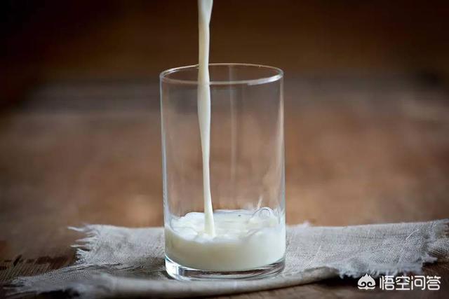 纯牛奶和酸奶选哪个更好，纯牛奶和酸牛奶，哪一个更有营养，早上喝好还是晚上喝好？