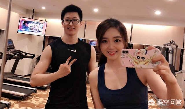 LOL余霜健身多年,微博上秀腿秀身材,网友评价：这腿让人羡慕,你怎么看？