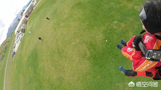 青岛：游客体验滑翔伞，和教练一起从30米高空坠地，或因遇乱流, 你怎么看？