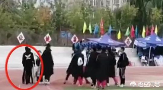 黑龙江学校网传视频作出处理，对于黑龙江一名班主任带领9名学生殴打体育老师你怎么看