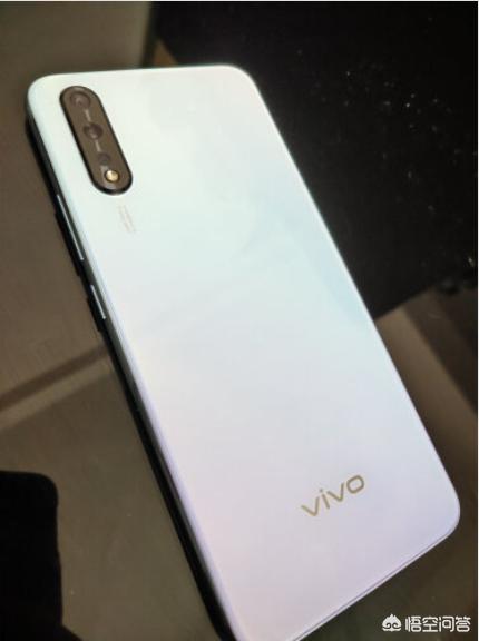 想给自己的妈妈换一台手机,你们觉得vivo哪款手机更加值得推荐？