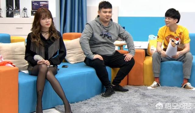 Rita戴37w手表自拍,周淑怡却公开诉苦,LPL女解说究竟收入如何？