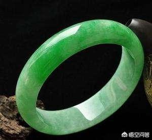 为什么翡翠手镯细条不值钱,豆种带晴底的翡翠手镯值不值钱？