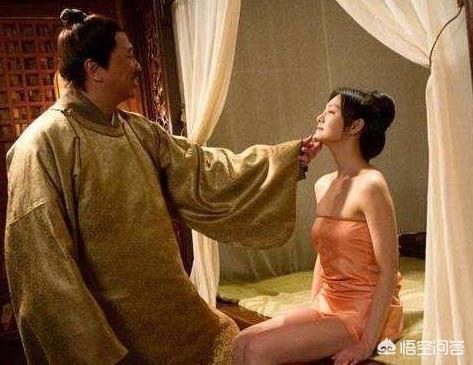 清朝嫔妃侍寝到底是要被太监抬进皇帝寝宫,还是皇帝去妃子宫里留宿？