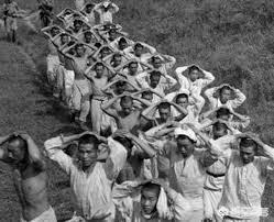 戰爭年代，隻有幾個蘇聯士兵押送一群日本俘虜，為何俘虜不反抗？