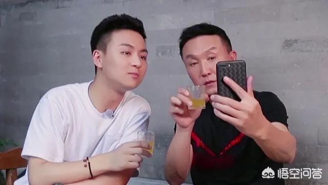 岳秀清:岳秀清与儿子亲吻引争议，二十出头还如此亲密，达康书记酸了吗？