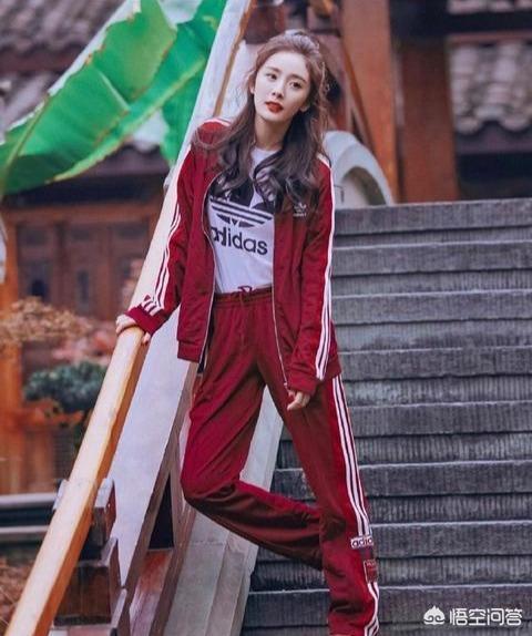 杨幂海洋之心项链:杨幂被称为街拍女王，她的穿搭有什么可以借鉴的？