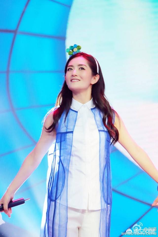谢娜素颜:谢娜又被嘲土气，明明骨相很美，为何总被批与高级感绝缘？