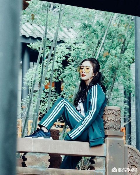 杨幂海洋之心项链:杨幂被称为街拍女王，她的穿搭有什么可以借鉴的？