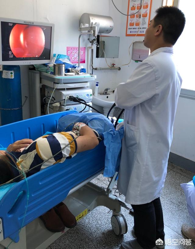 胃镜怎么做的过程:做普通胃镜有多痛苦，做完以后胃和嗓子会难受多久？(做普通胃镜难受吗)