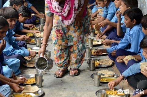 印度人用哪只手吃饭，为什么像印度非洲这些国家会一直用手吃饭呢
