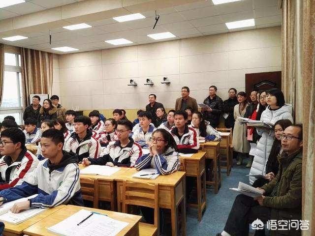 老师正在上课,校长、主任一群人经常毫无预兆地推门进去听一下课好吗？