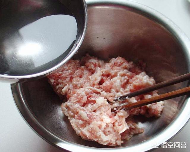 调饺子馅先加盐还是油，你知道饺子馅怎么调才能嫰而不柴吗