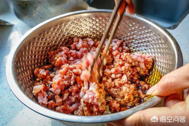 调饺子馅先加盐还是油，你知道饺子馅怎么调才能嫰而不柴吗