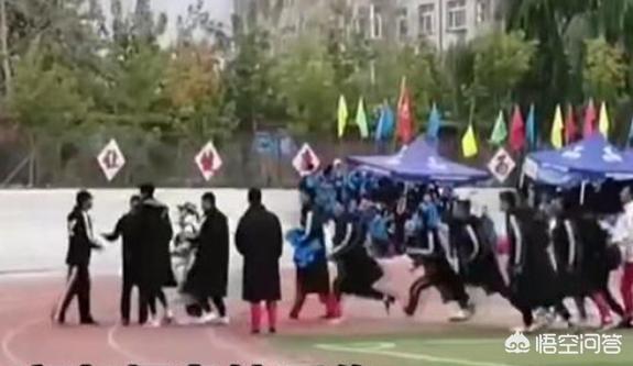 黑龙江学校网传视频作出处理，对于黑龙江一名班主任带领9名学生殴打体育老师你怎么看