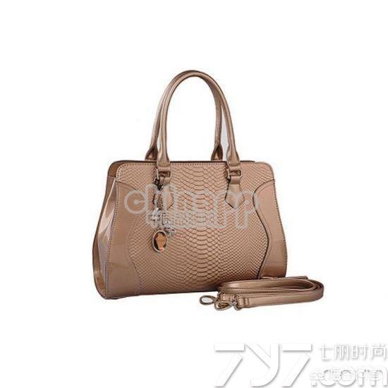 万里马王:国内有没有做得比较好的女包品牌大概价位在多少