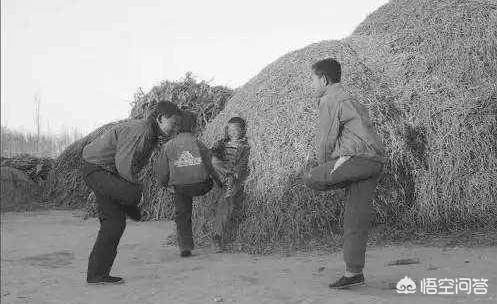 姐姐们不收手机吗:70年代，没手机，没电脑，人们玩什么呢？