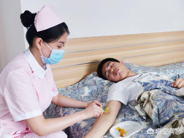 护士给病人打针时,为什么都爱戴口罩？